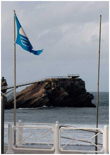 Bandera azul en la playa